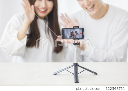 看智能手機的夫婦 122568731