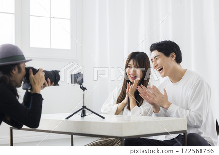 看智能手機的夫婦 看智能手機的夫婦 122568736