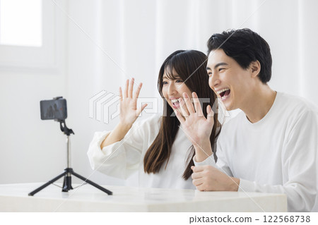 看智能手機的夫婦 122568738