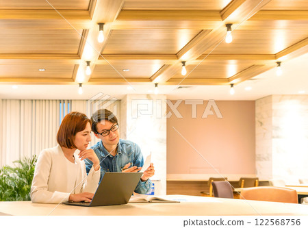 Business person working in a rental office 122568756
