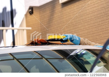 一名男子在自家停車場洗車 一名男子在自家停車場洗車 122568948