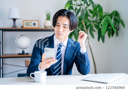 穿西裝的男人,拿著智慧型手機 穿西裝的男人,拿著智慧型手機 122568960