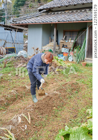 田間勞動的婦女、鄉村生活、家庭花園 田間勞動的婦女、鄉村生活、家庭花園 122569179