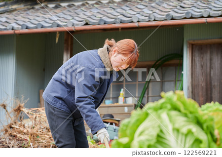 田間勞動的婦女、鄉村生活、家庭花園 田間勞動的婦女、鄉村生活、家庭花園 122569221