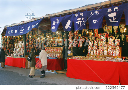 年末活動「羽子板市場」深受市中心文化的影響。想給孩子或孫子購買羽子板的人,以及想享受這項活動的人們 年末活動「羽子板市場」深受市中心文化的影響。想給孩子或孫子購買羽子板的人,以及想享受這項活動的人們 122569477