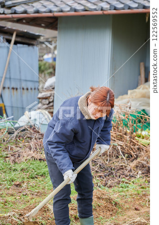田間勞動的婦女、鄉村生活、家庭花園 122569552