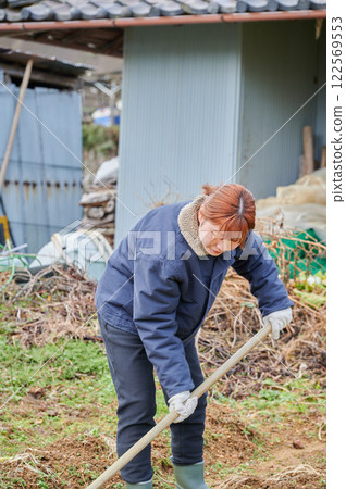 田間勞動的婦女、鄉村生活、家庭花園 田間勞動的婦女、鄉村生活、家庭花園 122569553