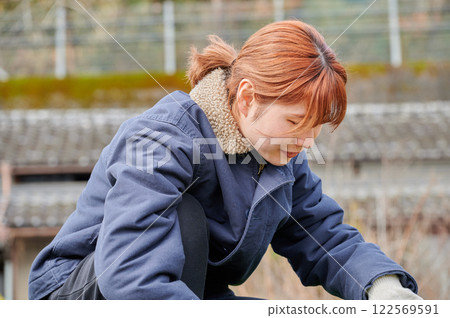 田間勞動的婦女、鄉村生活、家庭花園 122569591