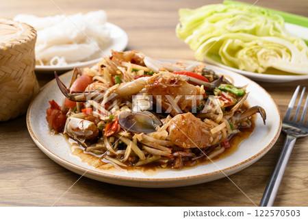 Spicy papaya salad with blue crab (Som Tum), Thai food 122570503