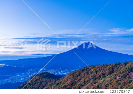 [山梨縣]黎明前從三峠山看到的富士山 122570847