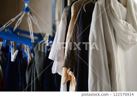 房間乾洗衣服 122570914