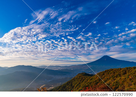 [Yamanashi Prefecture] Mt. Fuji seen from Mt. Mitsutoge at dawn 122570990