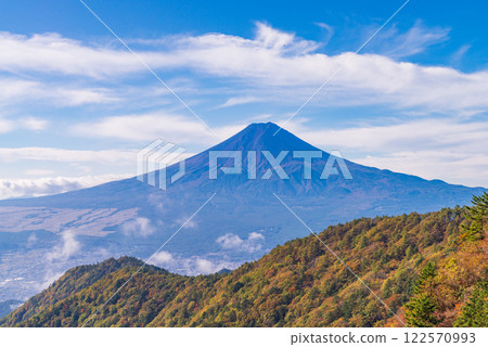 [Yamanashi Prefecture] Mt. Fuji seen from Mt. Mitsutoge at dawn 122570993