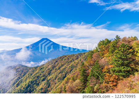 [山梨縣] 黎明時分從三峠山眺望富士山 122570995
