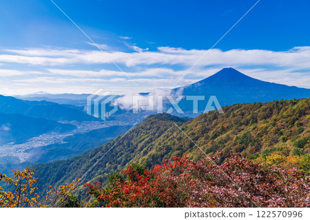 [Yamanashi Prefecture] Mt. Fuji seen from Mt. Mitsutoge at dawn 122570996