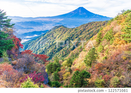 【山梨縣】清晨從三峠山眺望富士山，紅葉美麗 122571081