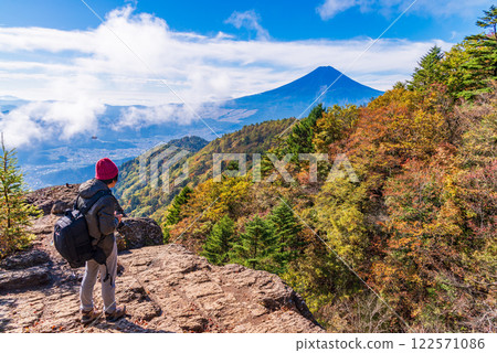 [Yamanashi Prefecture] Mt. Fuji seen from Mt. Mitsutoge with beautiful autumn leaves in the early morning 122571086