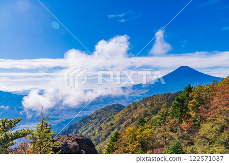 [Yamanashi Prefecture] Mt. Fuji seen from Mt. Mitsutoge with beautiful autumn leaves in the early morning 122571087