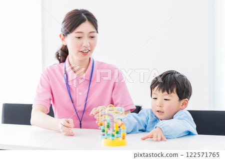 幼兒園兒童和幼兒園教師使用益智玩具進行培訓 122571765