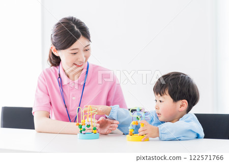 幼兒園兒童和幼兒園教師使用益智玩具進行培訓 122571766