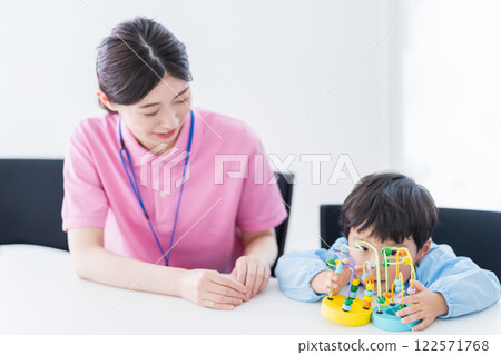 幼兒園兒童和幼兒園教師使用益智玩具進行培訓 122571768