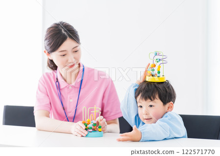 Nursery school children and nursery teachers training with educational toys Nursery school children and nursery teachers training with educational toys 122571770