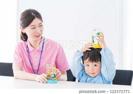 幼兒園兒童和幼兒園教師使用益智玩具進行培訓 122571771
