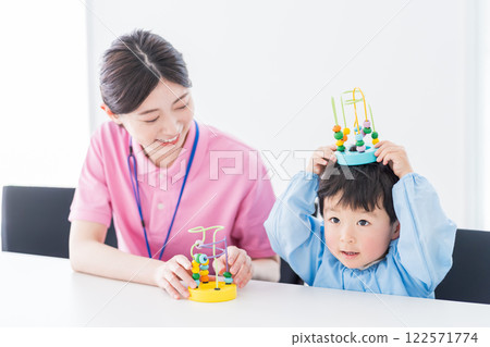 幼兒園兒童和幼兒園教師使用益智玩具進行培訓 幼兒園兒童和幼兒園教師使用益智玩具進行培訓 122571774
