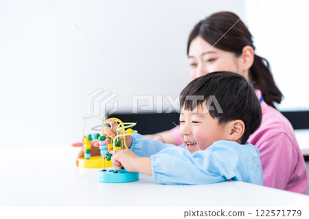 Nursery school children and nursery teachers training with educational toys Nursery school children and nursery teachers training with educational toys 122571779