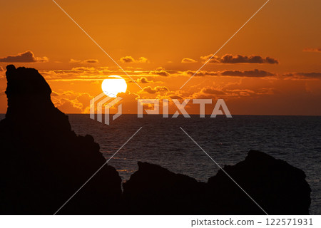 Fantastic orange seascape with the sun setting at sunset 122571931