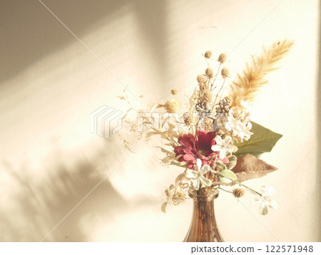 花瓶裡的乾燥花 122571948