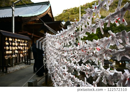 Omikuji綁在神社的區域 Omikuji綁在神社的區域 122572310
