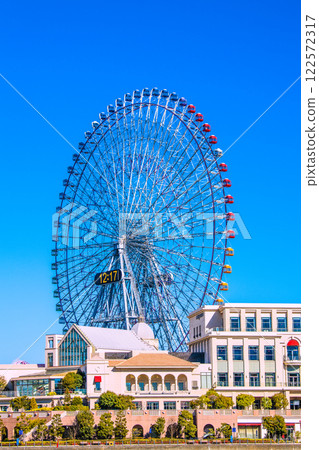 日本橫濱城市景觀，俯瞰摩天輪和橫濱港未來週年紀念（2025 年 1 月 22 日） 122572317