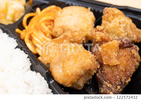 Delicious fried chicken bento with Neapolitan pasta Delicious fried chicken bento with Neapolitan pasta 122572432
