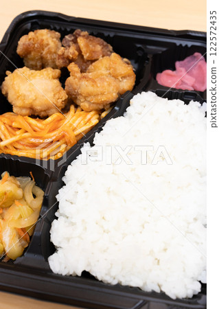 Delicious fried chicken bento with Neapolitan pasta 122572435