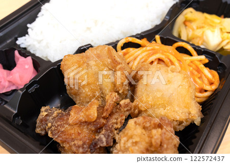 Delicious fried chicken bento with Neapolitan pasta Delicious fried chicken bento with Neapolitan pasta 122572437