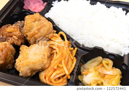 Delicious fried chicken bento with Neapolitan pasta Delicious fried chicken bento with Neapolitan pasta 122572441