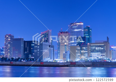 Night view of the Shiodome office district in Tokyo 122572599