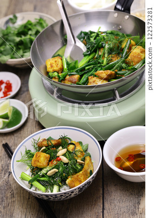 Cha Ka La Vong是越南河內的特色菜。用薑黃醃製的河魚，用蒔蘿和蔥炒製 122573281