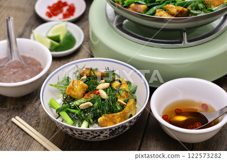 Cha Ka La Vong是越南河內的特色菜。用薑黃醃製的河魚，用蒔蘿和蔥炒製 122573282