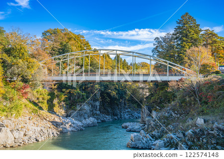 長野縣飯田市的名勝天龍峽的紅葉景色 122574148