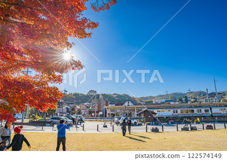 秋日晴朗的飯田市 JR飯田線天龍峽站和站前停車場（長野縣） 122574149