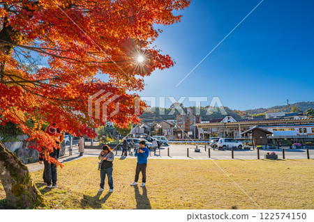 藍天與紅葉映襯下的飯田市 JR飯田線天龍峽站與站前停車場（長野縣） 122574150