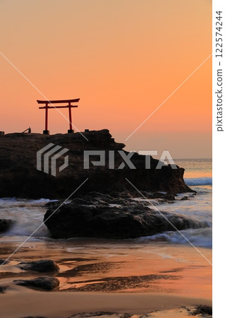 (靜岡縣)白浜神社、大明神庭明鳥居日出 (靜岡縣)白浜神社、大明神庭明鳥居日出 122574244
