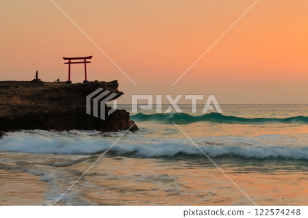 （靜岡縣）白浜神社、大明神庭明鳥居日出 122574248