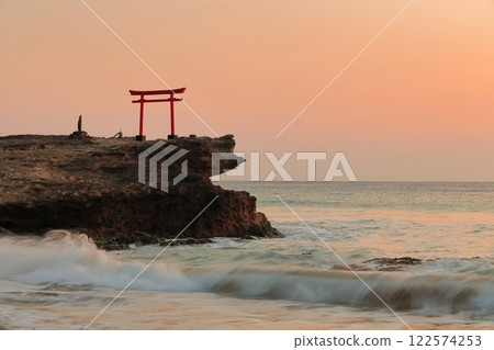 (靜岡縣)白浜神社、大明神庭明鳥居日出 (靜岡縣)白浜神社、大明神庭明鳥居日出 122574253