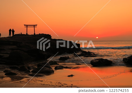 （靜岡縣）白浜神社、大明神庭明鳥居日出 122574255