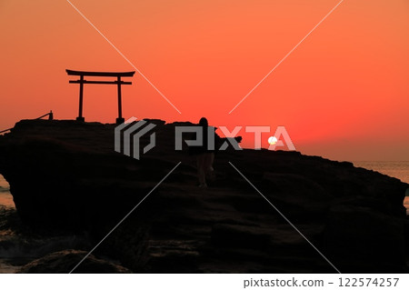 （靜岡縣）白浜神社、大明神庭明鳥居日出 122574257