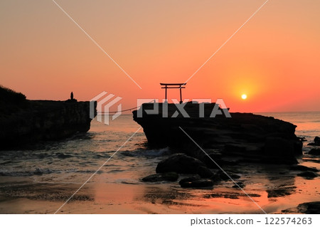 (Shizuoka Prefecture) Shirahama Shrine, Daimeijiniwa Akatorii Sunrise (Shizuoka Prefecture) Shirahama Shrine, Daimeijiniwa Akatorii Sunrise 122574263