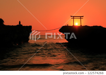 (Shizuoka Prefecture) Shirahama Shrine, Daimeijiniwa Akatorii Sunrise 122574268